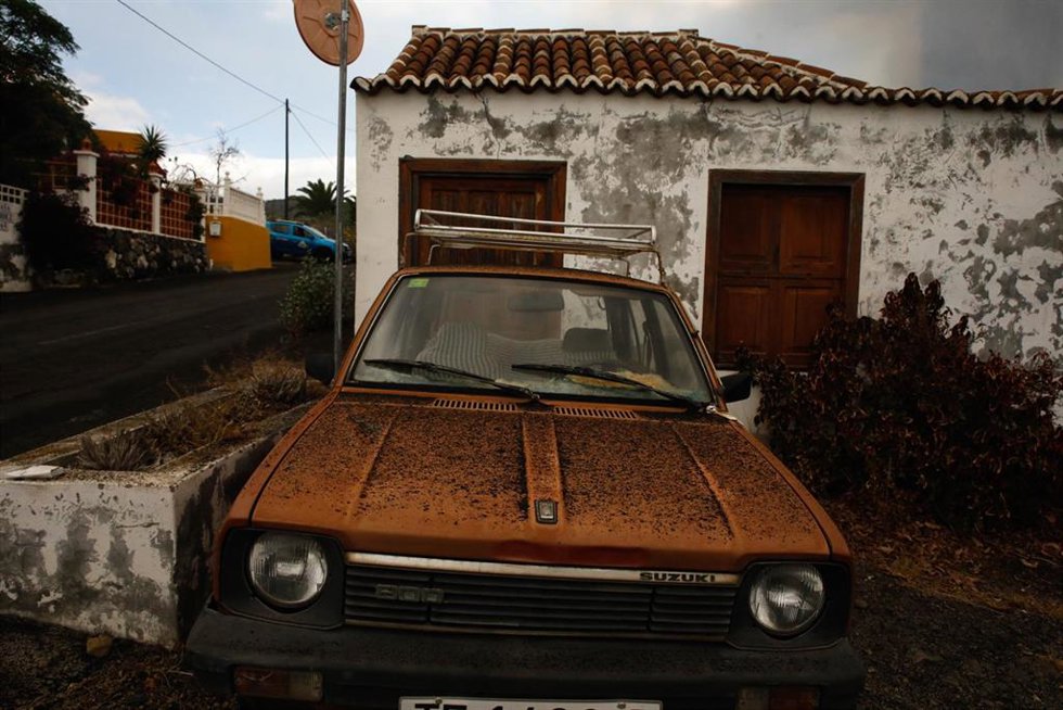 Ceniza del volcán en el capó de un coche de la zona de Los Llanos, a 20 de septiembre de 2021, en El Paso, La Palma, Santa Cruz de Tenerife, Islas Canarias, (España). La erupción volcánica iniciada ayer a las 16 horas en la zona de Cabeza de Vaca (La Pa