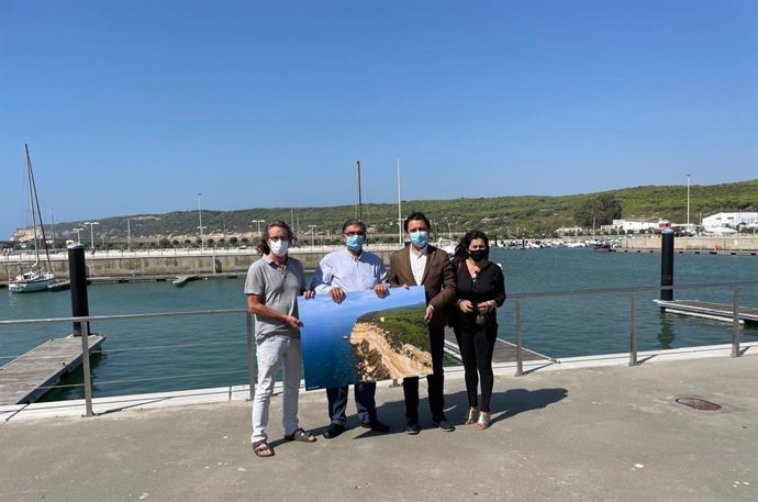 Daniel Sánchez entrega una imagen del Parque de La Breña al puerto de Barbate.