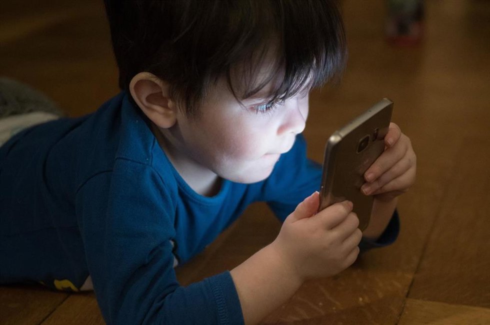 Niños con un móvil