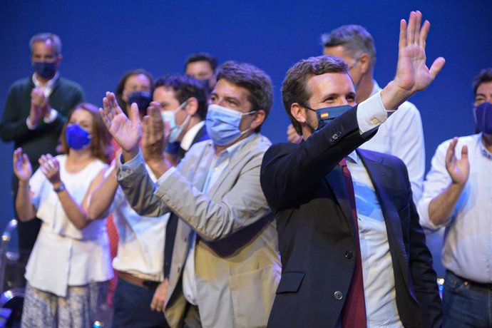 El presidente del PP nacional, Pablo Casado, y el presidente del PP de la Comunitat Valenciana, Carlos Mazón, en la Convención Nacional del PP que se celebra este sábado en Valncia