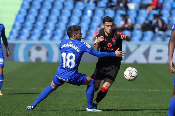 Archivo - Mauro Arambarri of Getafe CF and Mikel Merino of Real Sociedad in action during La Liga football match played between Getafe CF and Real Sociedad at Coliseum Alfonso Perez on February 14, 2021 in Getafe, Madrid, Spain.