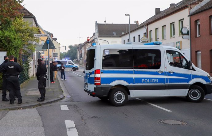 02 September 2021, North Rhine-Westphalia, Moenchengladbach: Police officers stand on a cordoned-off street. In a raid against rocker criminality, police searched at least 20 buildings in several cities along the Rhine and Ruhr rivers on Thursday mornin