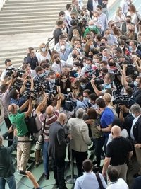 Ayuso acapara el protagonismo a su llegada a la Convención del PP al grito de "presidenta, presidenta"