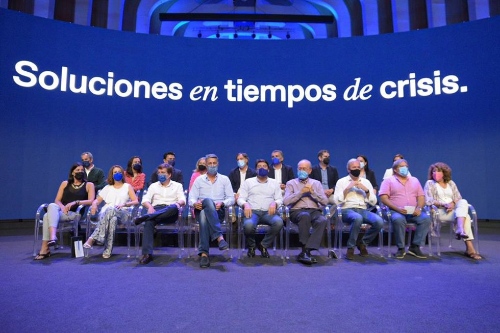 El alcalde de Madrid y portavoz nacional del PP, José Luis Martínez-Almeida (3i, primera fila), y el alcalde de Badalona, Xavier García Albiol (4i, primera fila), en un coloquio con un total de 17 alcaldes del PP, durante la sexta jornada de la Convenci