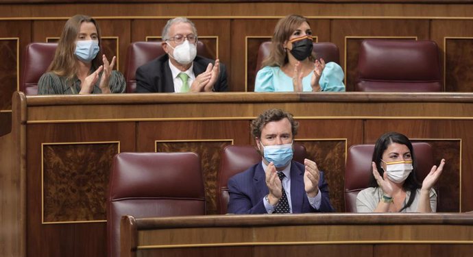 El portavoz de Vox en el Congreso, Iván Espinosa de los Monteros; y la portavoz de VOX en el Congreso, Macarena Olona, en una sesión plenaria en el Congreso 