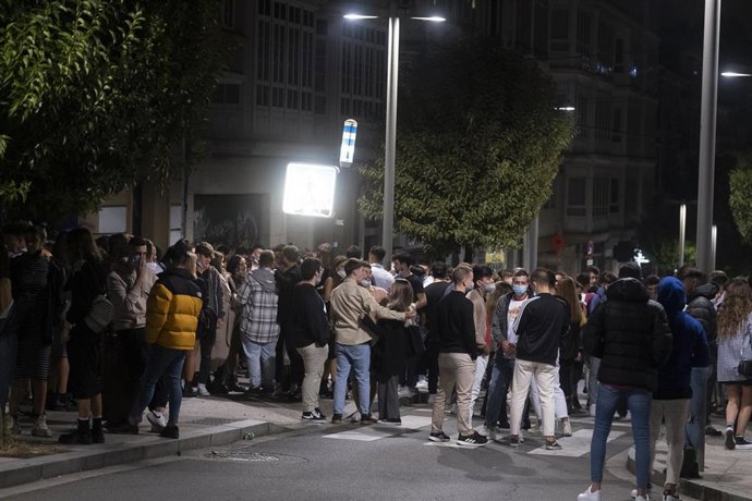 Grupos de jóvenes se aglomeran en la vía pública de Santiago de Compostela