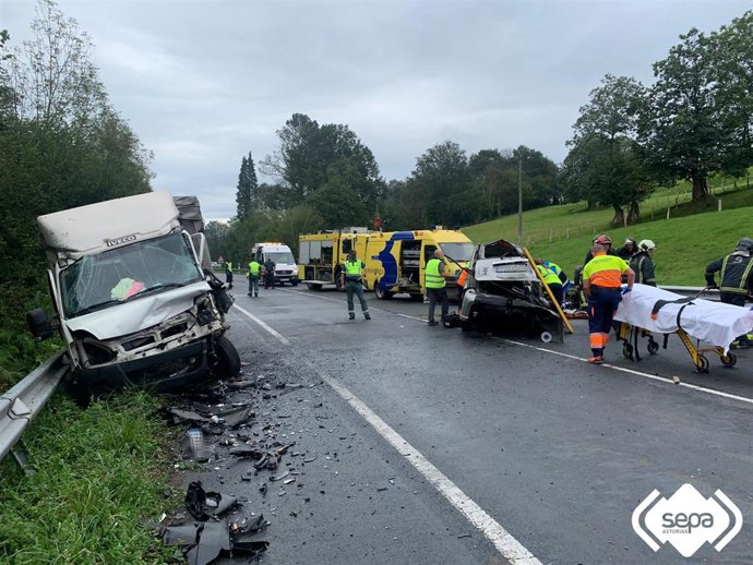 Intervención del SEPA en un accidente de tráfico en Nava
