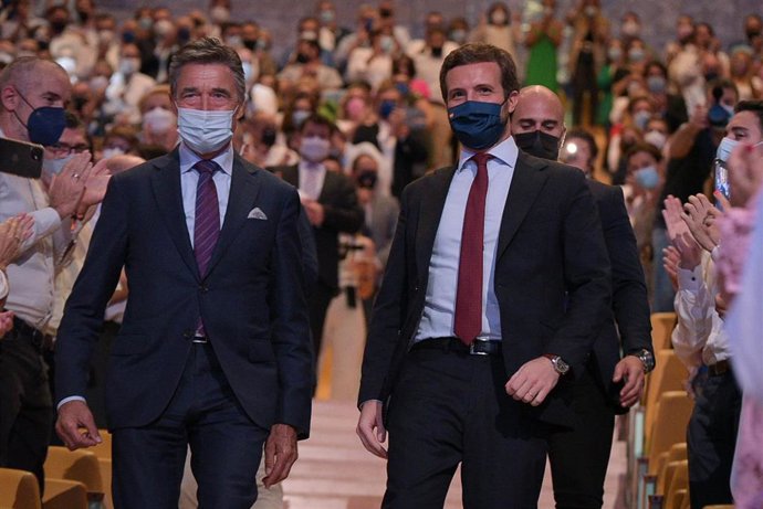 El ex primer ministro de Dinamarca y ex secretario general de la OTAN, Anders Fogh Rasmussen (i) y el presidente del PP, Pablo Casado (d), durante la sexta jornada de la Convención Nacional.