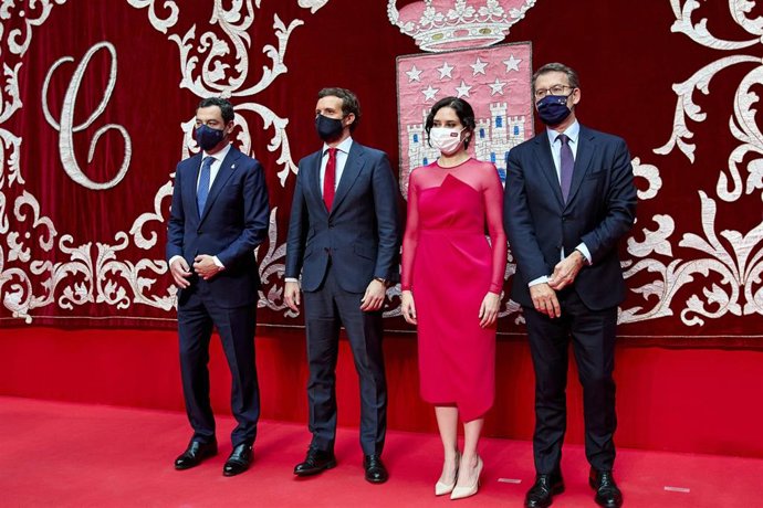 Archivo - (I-D) El presidente de la Junta de Andalucía, Juanma Moreno; el del PP, Pablo Casado; la de la Comunidad de Madrid, Isabel Díaz Ayuso y el de la Xunta de Galicia, Alberto Núñez Feijóo, posan en el acto de toma de posesión de Ayuso a 19 de juni