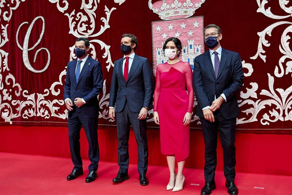 Archivo - (I-D) El presidente de la Junta de Andalucía, Juanma Moreno; el del PP, Pablo Casado; la de la Comunidad de Madrid, Isabel Díaz Ayuso y el de la Xunta de Galicia, Alberto Núñez Feijóo, posan en el acto de toma de posesión de Ayuso a 19 de juni