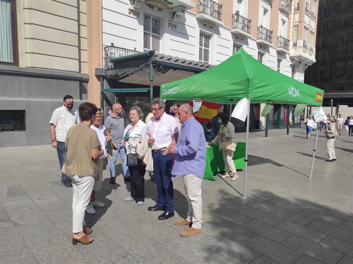Mesa informativa de VOX en la plaza de España de Zaragoza.