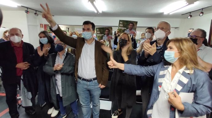 El secretario xeral del PSdeG, Gonzalo Caballero, en un encuentro con militantes en Santiago de Compostela.