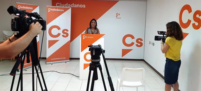 La secretaria autonómica de Relaciones Institucionales de Cs y presidenta del Parlamento andaluz, Marta Bosquet, en rueda de prensa en Almería