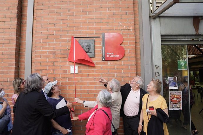 Placa de homenaje a a Machado en el mercado de Canyelles de Barcelona