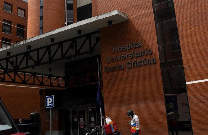 Archivo - Entrada del Hospital Universitario Santa Cristina