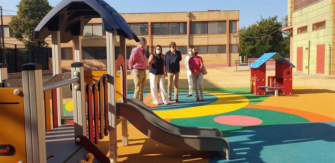 El Ayuntamiento de Sevilla, a través del distrito Sur, ha concluido la instalación de una nueva zona de juegos infantiles y un vallado en el CEIP Giménez Fernández
