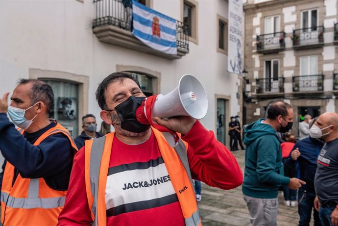 Un hombre con un megáfono en una concentración de apoyo a los trabajadores de la fábrica de Vestas de Viveiro (Lugo) por el cierre inminente de la planta, a 25 de septiembre de 2021, en Viveiro, Lugo, Galicia (España).