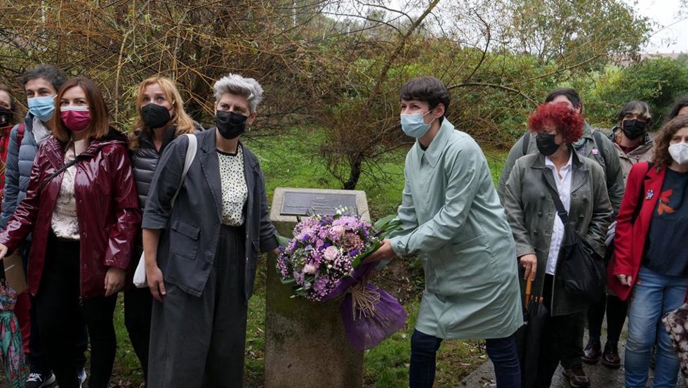 Ana Pontón participa en una ofrenda floral a Begoña Caamaño