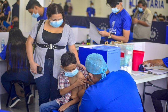 22 September 2021, El Salvador, San Salvador: A child is administered a dose of the Chinese Sinopharm Corona vaccine. In El Salvador, the Corona vaccination campaign has started for children between 6 and 12 years of age. Photo: Camilo Freedman/dpa