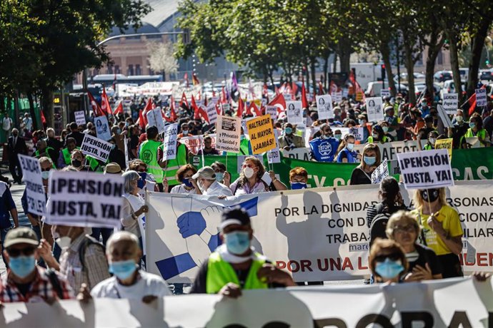 Varios cientos de personas participan en una manifestación contra el recorte en el presupuesto de las pensiones y en servicios públicos, a 2 de octubre de 2021, en Madrid, (España). 