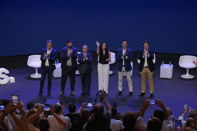 (I-D) El presidente de la Xunta de Galicia, Alberto Núñez Feijóo; el presidente de la Región de Murcia, Fernando López Miras; el presidente de Ceuta, Juan Vivas; la presidenta de la Comunidad de Madrid, Isabel Díaz Ayuso; el presidente de la Junta de An