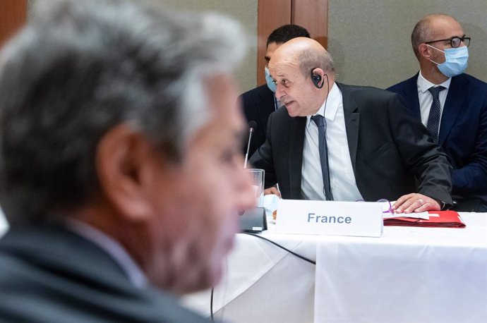 22 September 2021, US, New York: Anthony Blinken (L), Secretary of State of the United States, and Jean-Yves Le Drian, Foreign Minister of France, sit across from each other during a hybrid meeting of foreign ministers of the Berlin Process on Libya at 