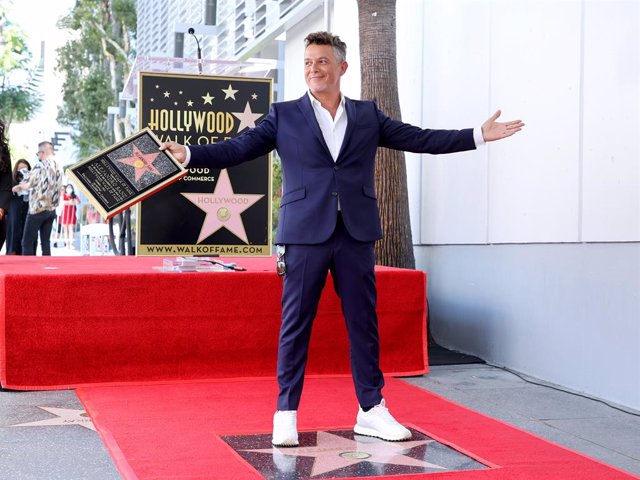 Hollywood Chamber of Commerce Vice Chair Lupita Sanchez-Cornejo and Alejandro Sanz attend the Hollywood Walk of Fame Star Ceremony for Alejandro Sanz on October 01, 2021 in Hollywood, California.
