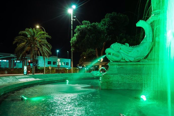 El Ayuntamiento de Almería ha iluminado de verde la ciudad para visibilizar el mes de la Artritis y la Espondiloartritis