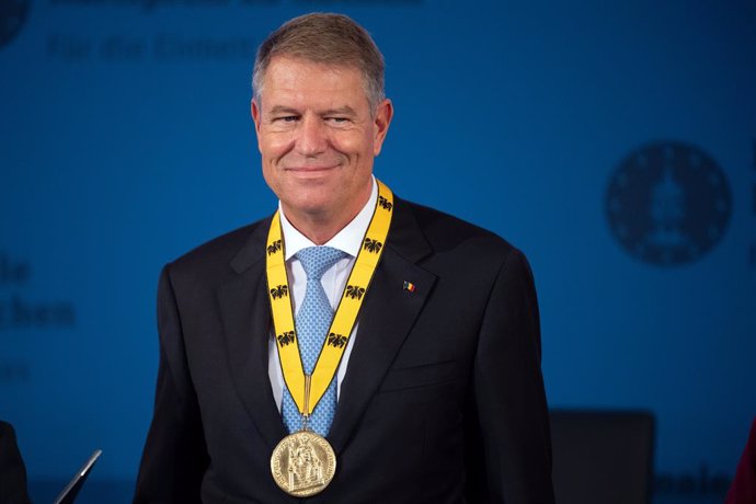 02 October 2021, North Rhine-Westphalia, Aachen: Klaus Iohannis, Romanian President receives the Charlemagne Prize plaque, the oldest and best-known prize awarded for work done in the service of European unification. Iohannis had already been announced 