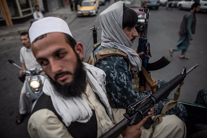 22 September 2021, Afghanistan, Kabul: Young Taliban fighters on the back of a pick up truck patrol on the streets of Kabul. Photo: Oliver Weiken/dpa
