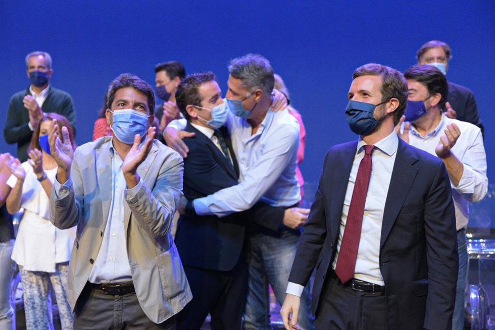 El presidente del PP en Comunidad Valenciana, Carlos Mazón, y el presidente del PP, Pablo Casado, durante la sexta jornada de la Convención Nacional del partido, en el Auditorio de la Ciudad de las Artes y las Ciencias, a 2 de octubre de 2021, en Valenc