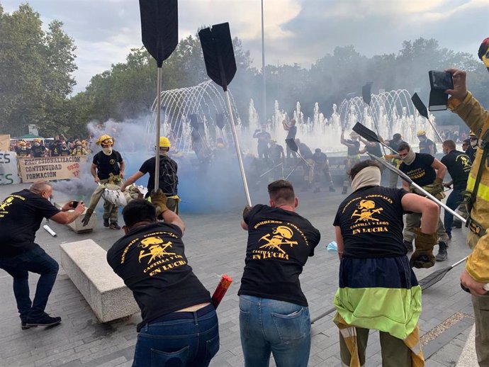 Manifestación de los bomberos forestales de Castilla y León por unas condiciones laborales dignas.
