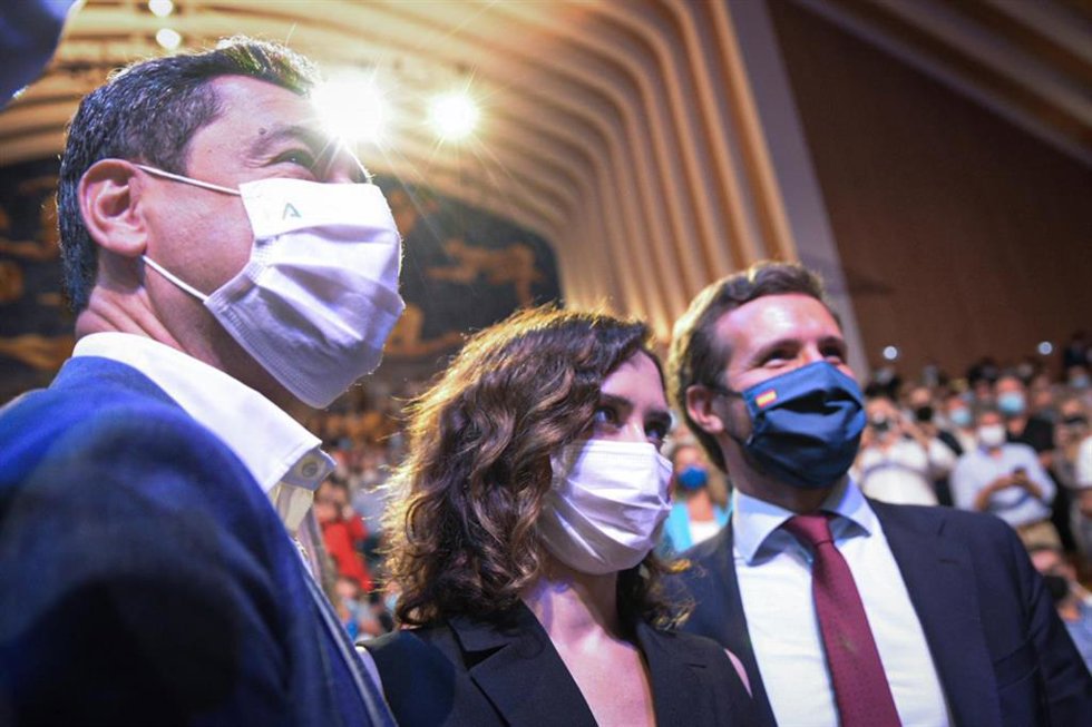 (I-D) El presidente de Andalucía, Juanma Moreno; la presidenta de la Comunidad de Madrid, Isabel Díaz Ayuso, y el presidente del PP, Pablo Casado, durante la sexta jornada de la Convención Nacional del partido.