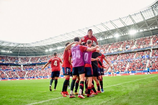 Manu Sánchez celebra con sus compañeros el gol del triunfo del Club Atlético Osasuna