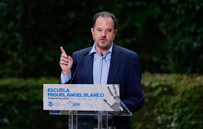 Archivo - El presidente del PP vasco, Carlos Iturgaiz