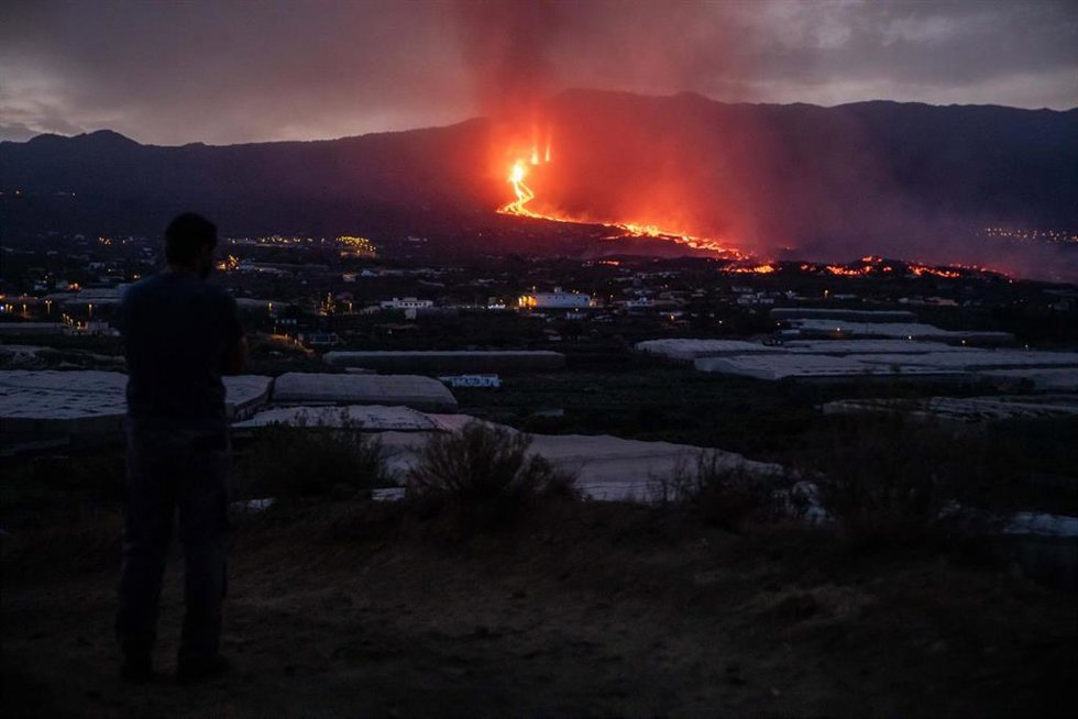 Vistas del volcán Cumbre Vieja expulsando lava y piroclasto, tomadas desde la montaña de La Lagunas donde hay invernaderos de plátanos, a 28 de septiembre en Las Manchas, La Palma, Santa Cruz de Tenerife, Canarias (España). Tras varias horas de inactivi
