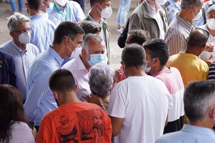 (I-D) El presidente del Gobierno, Pedro Sánchez y el presidente de Canarias, Ángel Víctor Torres, visitan a los vecinos afectados por la erupción del volcán de Cumbre Vieja, en la plaza de la Laguna de Los Llanos, a 23 de septiembre de 2021, en La Palma