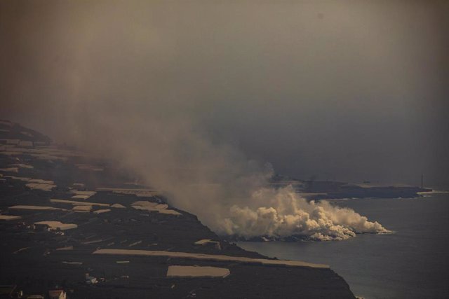 Vista general de la nube tóxica formada por el contacto de la lava del volcán de Cumbre Vieja con el mar, desde el mirador de El Time de La Palma, a 30 de septiembre de 2021, en La Palma, Santa Cruz de Tenerife, Canarias (España). La lava del volcán comen