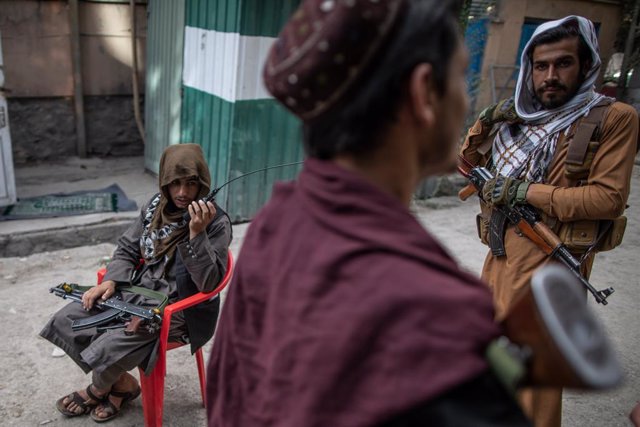 22 September 2021, Afghanistan, Kabul: Taliban fighters guard outside a police station in Kabul. Photo: Oliver Weiken/dpa