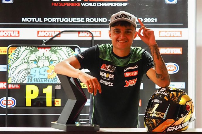 El piloto español Adrián Huertas, campeón del mundo de Supersport 300