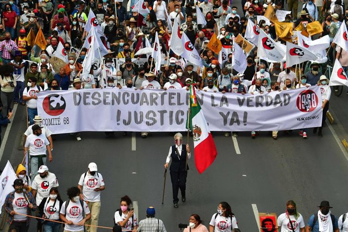 Marcha en recuerdo a las víctimas de la matanza de Tlatelolco