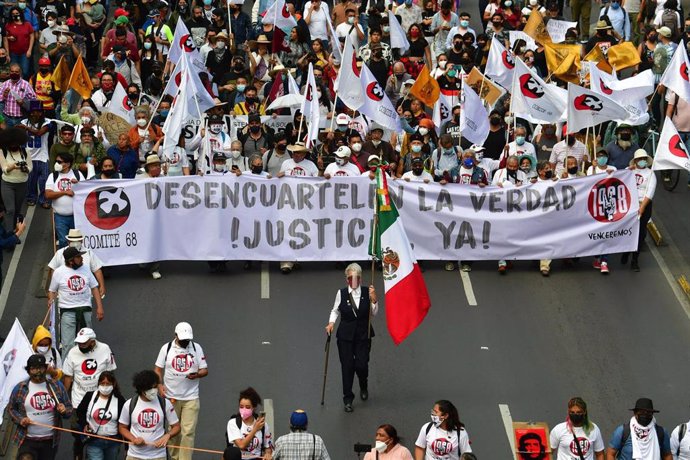 Marcha en recuerdo a las víctimas de la matanza de Tlatelolco