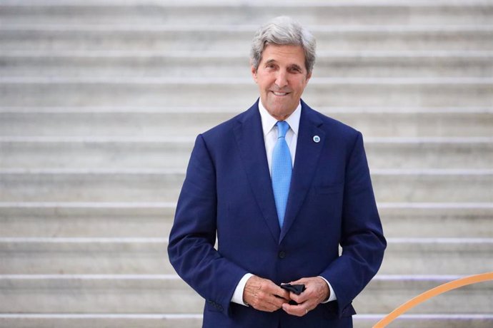Archivo - El enviado especial de Estados Unidos para el cambio climático, John Kerry, durante una cumbre en Milán