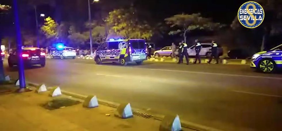 La Policía Local de Sevilla ha desalojado durante la noche del sábado a unas 500 personas que estaban consumiendo bebidas en las inmediaciones de un concierto realizado en Cartuja