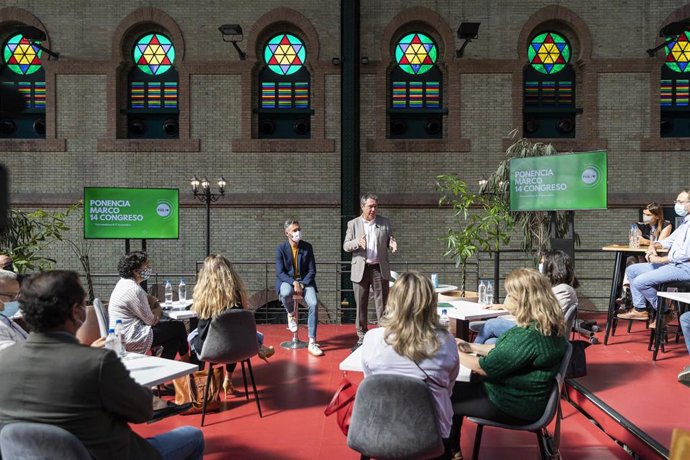 El secretario general del PSOE-A, Juan Espadas (d), junto al socialista Felipe Sicilia (i) pren la presentación de la Ponencia Marco del XIV Congreso regional del partido, que se celebrará los días 6 y 7 de noviembre en Torremolinos. (Foto de archivo).