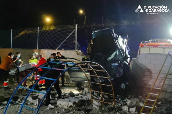 Lesionadas dos personas al salir despedido su vehículo y empotrarse contra un muro en Calatayud.
