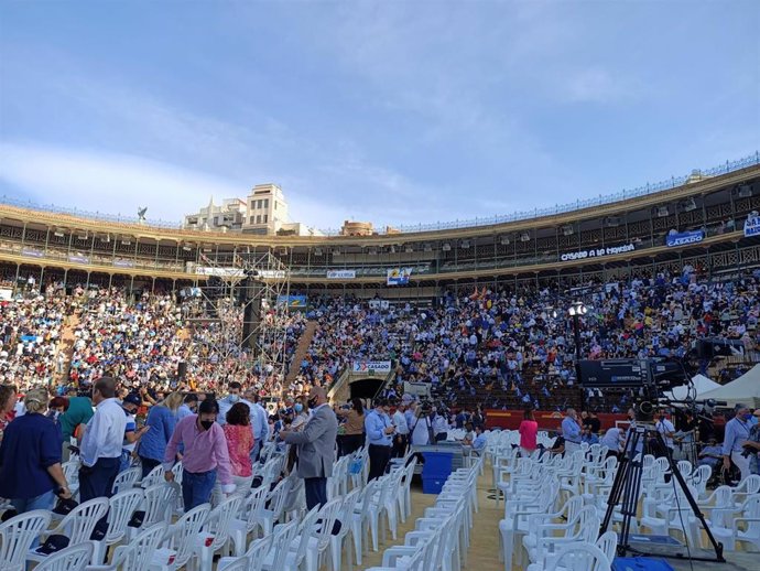 Miles de personas comienzan a abarrotar la Plaza de Toros de Valencia para arropar a Pablo Casado en el cierre de la Convención Nacional del PP.