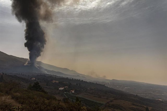 El volcán de Cumbre Vieja desde el valle de Aridane, a 1 de octubre de 2021, en Tacande de Abajo, La Palma, Santa Cruz de Tenerife, Canarias (España). Este viernes se ha abierto una nueva boca en el volcán y la lava que expulsa discurre por dos nuevas col