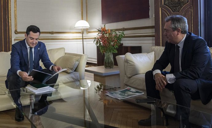 El presidente de la Junta, Juanma Moreno, durante su reunión con el secretario general del PSOE-A, Juan Espadas, en la reunión de 1 de octubre sobre la negociación del Presupuesto de 2022.