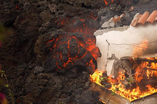 La lava del volcán destruye una casa la zona de Los Llanos, a 20 de septiembre de 2021, en El Paso, La Palma, Santa Cruz de Tenerife, Islas Canarias, (España). La erupción volcánica iniciada ayer a las 16 horas en la zona de Cabeza de Vaca (La Palma), jus
